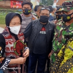 Menteri Sosial Tri Rismaharini melakukan kunjungan ke lokasi bencana banjir bandang di Desa Kepulungan, Kecamatan Gempol, Jumat (5/2/2021) sore. 