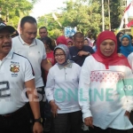 Mensos, Khofifah Indar Parawansa didampingi Bupati Jombang, Nyono Suharli Wihandoko dan Wakil Bupati Mundjidah Wahab jalan sehat bareng warga, Minggu (13/8/2017). foto: ROMZA/ BANGSAONLINE