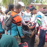 Peserta gowes yang digelar Pertamina EP Asset 4 saat bahu membahu memunguti sampah di pantai pesisir pantai.