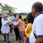 Bupati Banyuwangi, Ipuk Fiestiandani, ketika meninjau jalan yang rusak di wilayahnya.