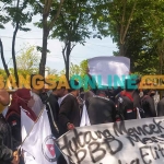 Masa aksi saat melakukan demo di DPRD Sampang. Foto: MUTAMMIM/BANGSAONLINE