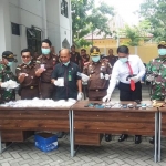 Kepala Kejari Bangkalan Badrut Tamam didampingi perwakilan dari Polres, Kodim, serta Kasi Pidsus, Kasi Pidum, Kasi Datun, dan Kasi Intel beserta jajarannya menunjukkan barang bukti yang akan dimusnahkan, Selasa (31/12/2019).