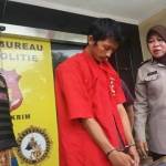 AKP Lily, Kasubag Humas Polrestabes Surabaya bersama terdakwa yang melakukan penipuan di 8 Polsek Surabaya.