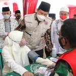 Bupati Yuhronur Efendi saat meninjau pelaksanaan vaksinasi di Ponpes Alfatiniah Paciran. (foto: ist)