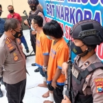 Kapolresta Sidoarjo Kombespol Sumardji ketika sedang berdialog dengan para tersangka pengedar narkoba yang juga merupakan residivis narkoba.