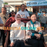 Vinanda Prameswati (berhijab) dan Merry Susilo saat naik becak berkeliling Kota Kediri. Foto: MUJI HARJITA/ BANGSAONLINE