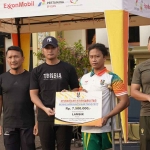 Bupati Lindra saat memberikan reward pada atlet difabel yang mendapatkan medali.