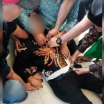 Korban mendapatkan pertolongan saat terjatuh usai pengumuman penetapan Cakades Tadjung Wedoro. foto: ist