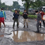 PARAH: Pj. Bupati Hudiyono sidak kerusakan jalan di Desa Wedi Gedangan, Senin (18/1/2021) sore. foto: ist. 