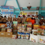 Distribusi bantuan logistik bagi warga terdampak gempa bumi di Kecamatan Pronojiwo. (foto: ist)