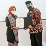 Ning Ita menerima tanda penghargaan Manggala Karya Kencana di tahun 2022 dari Kepala BKKBN dr. Hasto Wardoyo, di Hotel Santika Dyandra, Kota Medan, Sumatra Utara. foto: ist.