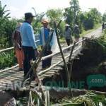 SEMENTARA: Warga gotong royong membuat jembatan alternatif dari bambu. foto: rony suhartomo/ BANGSAONLINE