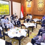 Pj Gubernur Jatim, Adhy Karyono, saat menerima audiensi Staf Ahli Menteri Lingkungan Hidup dan Kehutanan.