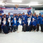 AKLAMASI: Juanasari (tengah berjilbab) pose bersama pimpinan sidang dan PAC usai terpilih aklamasi sebagai Ketua DPC Partai Demokrat Sidoarjo, di Asrama Haji Sukolilo Surabaya, Minggu (9/4). foto: istimewa