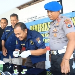 Petugas Propam Polres Kediri saat memeriksa urine sejumlah anggota opsnal.