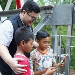 Bupati Kediri, Hanindhito Himawan Pramana, dan dua bocah saat selfie di jembatan gantung yang berada di Desa Ngetrep, Kecamatan Mojo. Foto: Ist