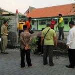 Suasasana saat pembongkaran tembok akses ke MTs Yogyakarta. Foto: istimewa/detik.com