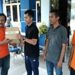 Pemberian hadiah kepada pemenang lomba.