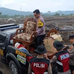 Petugas dari Polda Jatim dan Polres Lumajang saat membantu evakuasi warga terdampak erupsi Gunung Semeru.