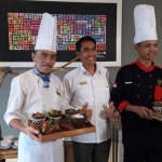 GM Hotel Pesonna Gresik Joko S Widiyanto diapit dua chef menunjukkan menu baru Nasi Santri. foto: SYUHUD/ BANGSAONLINE