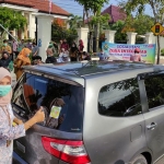 PN Bangkalan edukasi masyarakat dengan bagi-bagi stiker dalam rangka membangun WBK dan WBBM. (foto: ist)