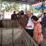 Bupati Fadeli dan Fitra Arda dari Direktorat Pelestarian Cagar Budaya saat melihat kapal baja temuan di Bengawan Solo. 