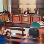 Hakim Tunggal Rina Indrajanti, S.H. membacakan putusan praperadilan Sekda Gresik. foto: SYUHUD/ BANGSAONLINE