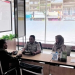 Petugas dari Kantah Kota Pasuruan saat melayani salah satu pemohon di MPP Poncol.