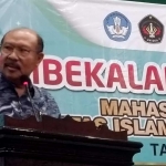 Rektor Uniska Kediri Prof. Bambang Yulianto saat memberikan bekal pada para mahasiswa peserta MBKM. Foto: Ist.