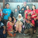 Lisdyarita bersama Tim BMI dan relawan saat memberikan bantuan kursi roda kepada Mbah Lasiem.