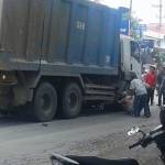 Korban bersama sepeda motornya ketika di kolong dump truck. foto: istimewa