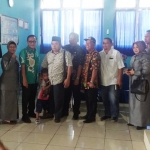 Direktur Perumda Pasar Suhartono saat menerima kunjungan Komisi B DPRD Lamongan.