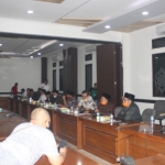 Suasana rapat kerja antara Pansus Covid-19 DPRD Pasuruan dengan Disperindag dan Dinkop UM membahas program pengadaan 2,5 juta masker.