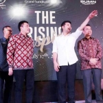 Wagub Jatim Emil Elestianto Dardak (tengah) di sela acara topping off Caspian, di area proyek Superblok Grand Sungkono Lagoon (GSL) Surabaya, Rabu (17/7/2019).