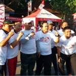 Foto bersama Kapolres, Wakil Bupati, Dandim, dan Perwakilan Pengadilan Negeri dengan latar para Penari Sanggar Tarara Bangkalan di depan Taman Paseban Alun-Alun Bangkalan, Ahad (07/07/2019). foto: FAUZI/ BANGSAONLINE