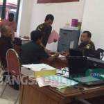 SD (kanan) didampingi penasehat hukumnya saat menjalani pemeriksaan di ruang kasi Pidsus kejaksaan negeri kota kediri. foto: arif kurniawan/ BANGSAONLINE