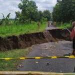 Jalan penghubung di Desa Mojolebak, Kecamatan Jetis, Kabupaten Mojokerto yang amblas. (foto: ist)