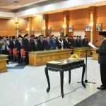Prosesi pelantikan pejabat eselon III dan IV di gedung Bung Tomo, Jumat (9/6/2017). foto: ROMZA/ BANGSAONLINE