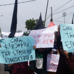 Ratusan santri saat menggelar aksi demo ke kantor BPN yang ada di Jl. Soekano Hatta Bangkalan.