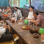 Para pengurus PAC Partai Demokrat se-Kabupaten Gresik tasyakuran atas terpilihnya Emil Elestianto Dardak sebagai Ketua DPD Partai Demokrat Jatim. foto: ist.