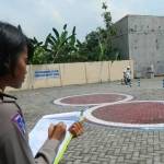 PRAKTEK: salah satu peserta ujian mendapatkan SIM saat sedang menjalani tes. foto: zainal abidin/ BANGSAONLINE