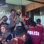 Salah satu Perwira Polres Malang mendatangi Polda Jatim untuk memenuhi panggilan pemeriksaan.