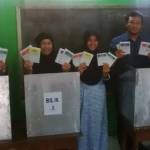 Bupati Lamongan Fadelu beserta istri dalam proses mencoblos. Foto:aries sugiarto/BANGSAONLINE