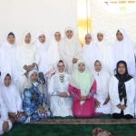 Gubernur Jawa Timur Khofifah Indar Parawansa menutup tadarus Alquran dengan khataman Quran yang digelar di Musholla Gedung Negara Grahadi, Surabaya. foto: ist