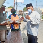 BANTUAN: Bambang Haryo Soekartono (BHS) memberikan sembako kepada penjaga perlintasan KA di Desa Boro Tanggulangin, Selasa (5/5). foto: MUSTAIN/ BANGSAONLINE