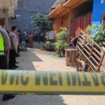 Petugas dari Polres Kediri saat olah TKP. Foto: Ist