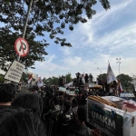Aksi demo di depan kantor Gubernur Jawa Timur, Selasa (20/5/2025).
