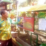 Boyrin S.Pd, menunjukan kreativitas siswa SMP 5 Kota Pasuruan.