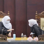 Gubernur Khofifah berdiskusi dengan pimpinan DPRD Jatim, Anik Maslachah, usai rapat paripurna. foto: istimewa