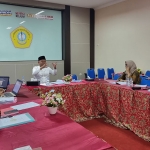 Ketua Tim Penguji Semhas Dr. Erma Rusdiana (dua dari kanan) saat menguji H. Syafiuddin.